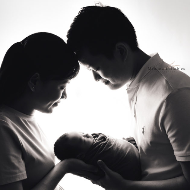 Newborn Photographer Singapore Parents with newborn silhouette